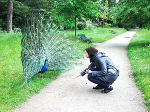 Полина общается с синей курицей в Булонском лесу.