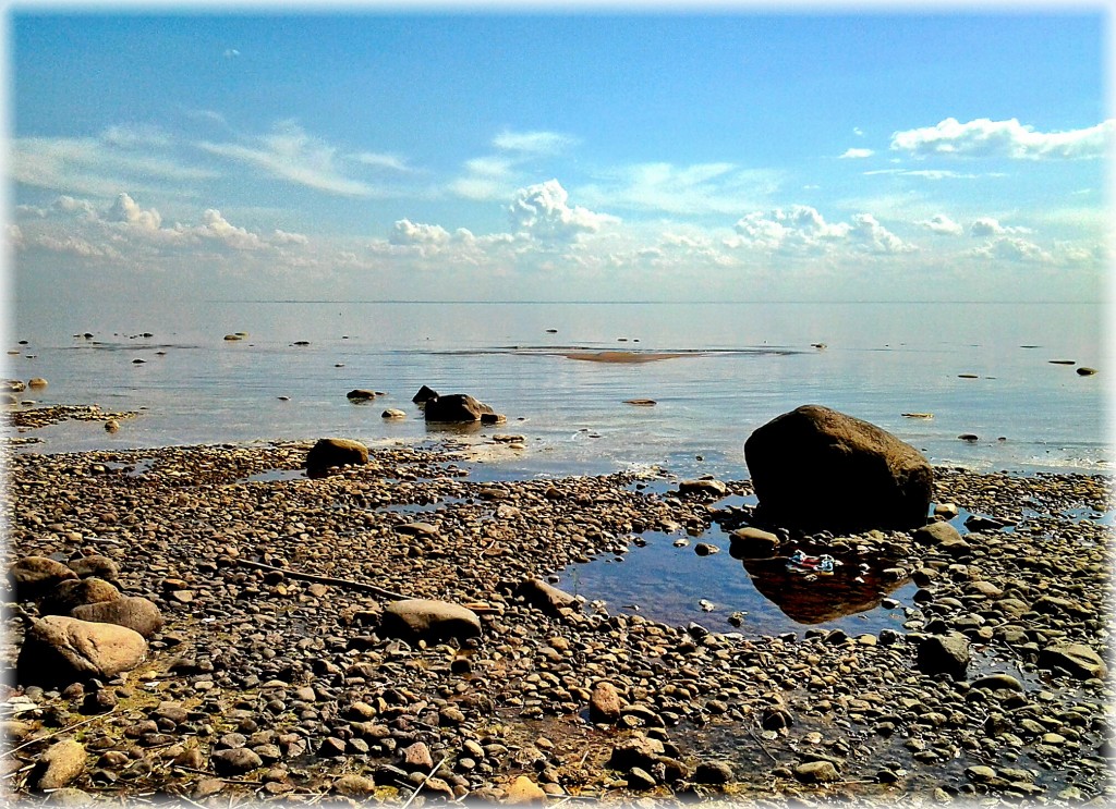 Камень и облака на Финском заливе